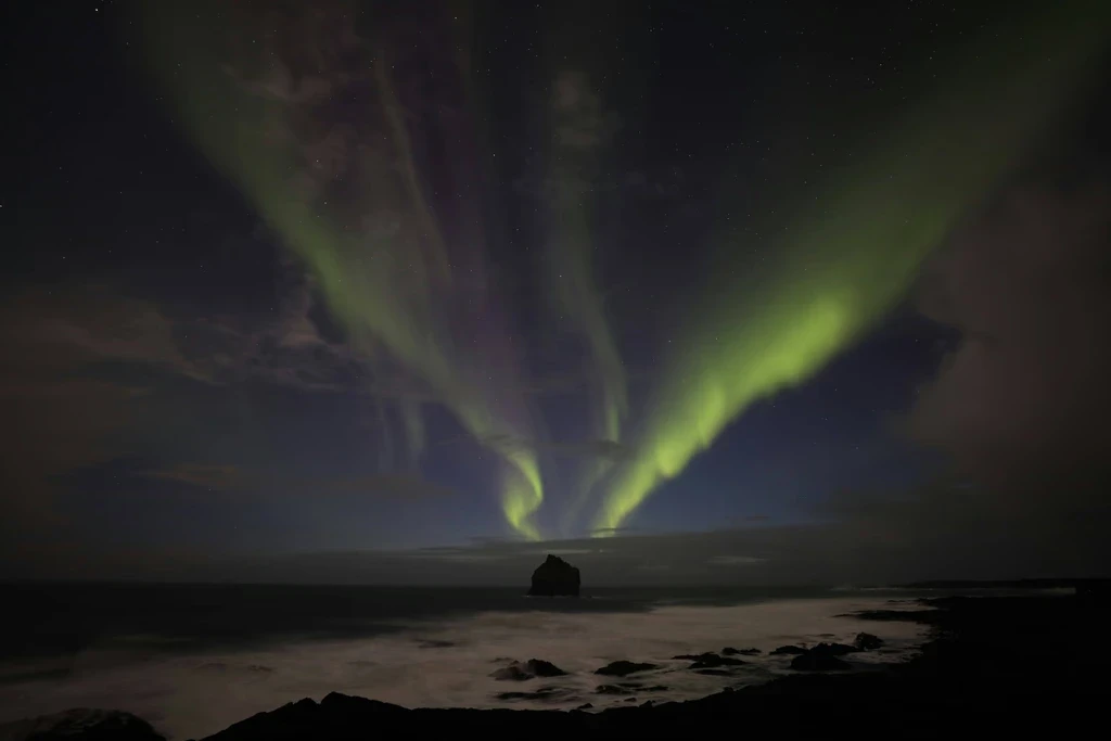 Norðurljós yfir ströndinni